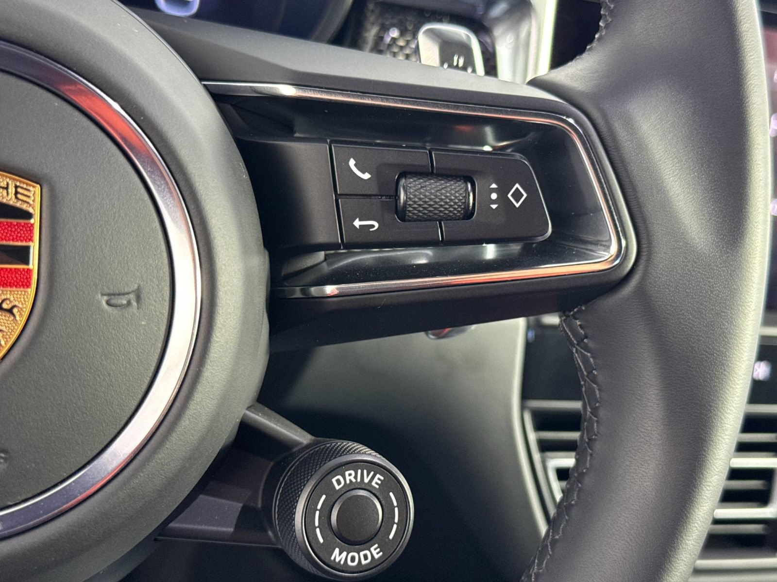 Certified 2025 Porsche Macan GTS AWD/4WD image 29