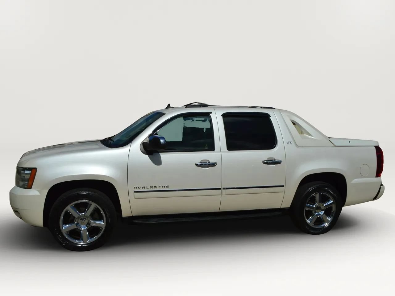 Used 2011 Chevrolet Avalanche LTZ AWD/4WD image 5