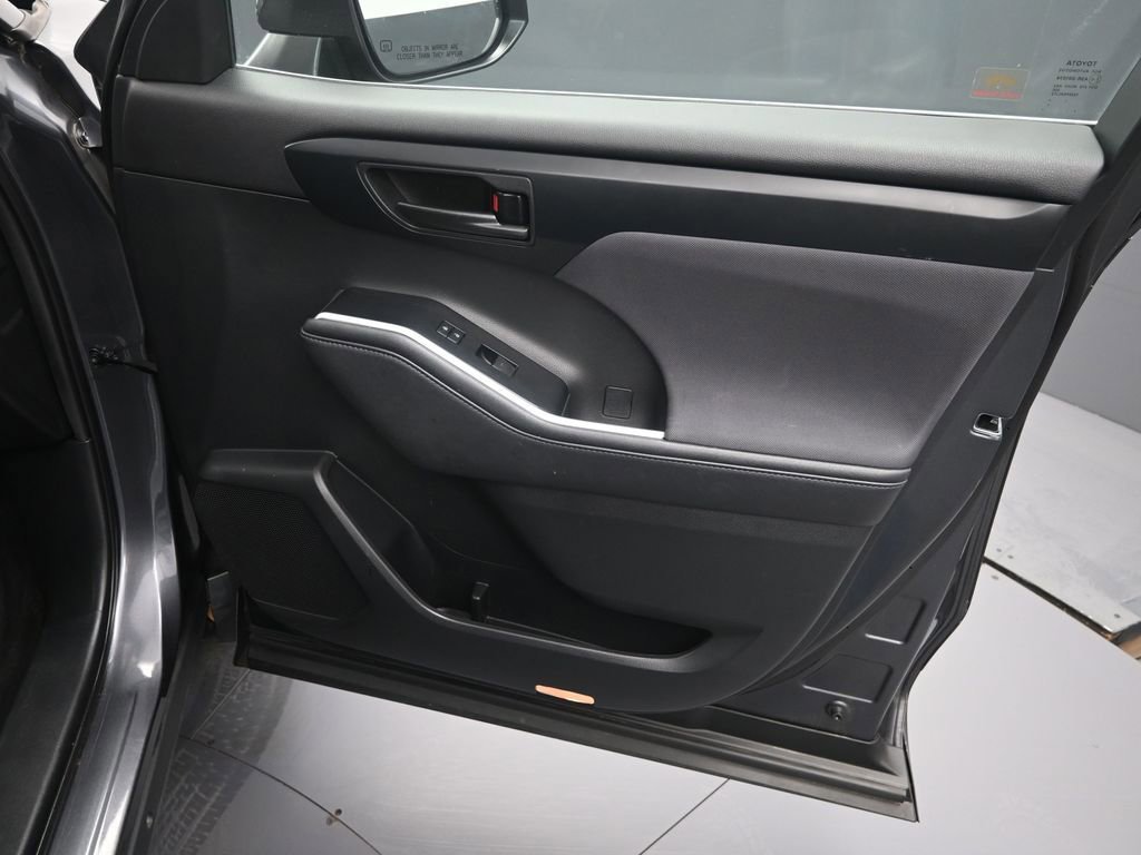 Used 2020 Toyota Highlander LE image 36
