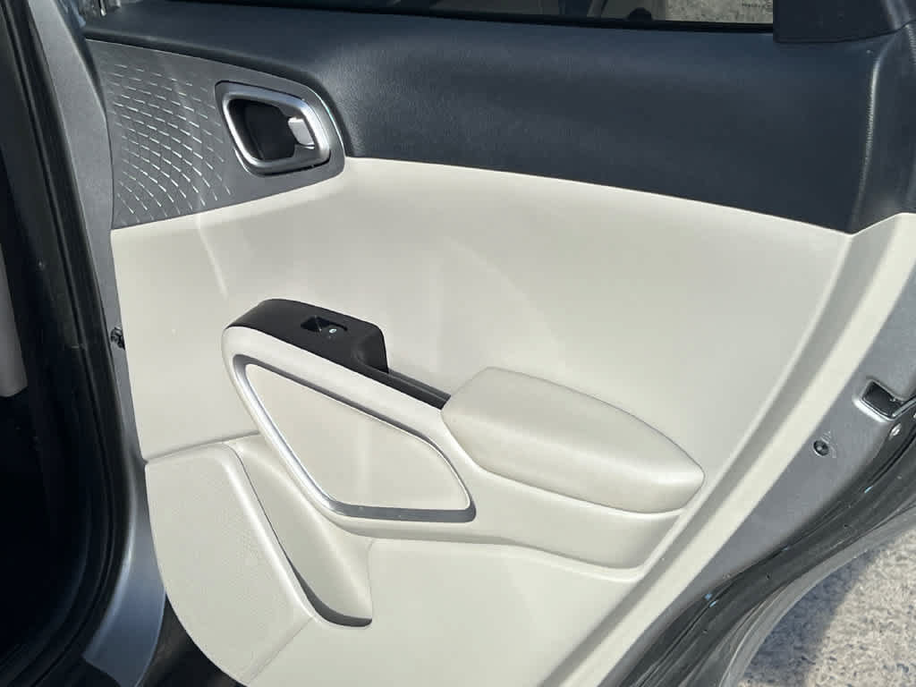 Used 2023 Kia Soul LX w/ LX Technology Package FWD image 16