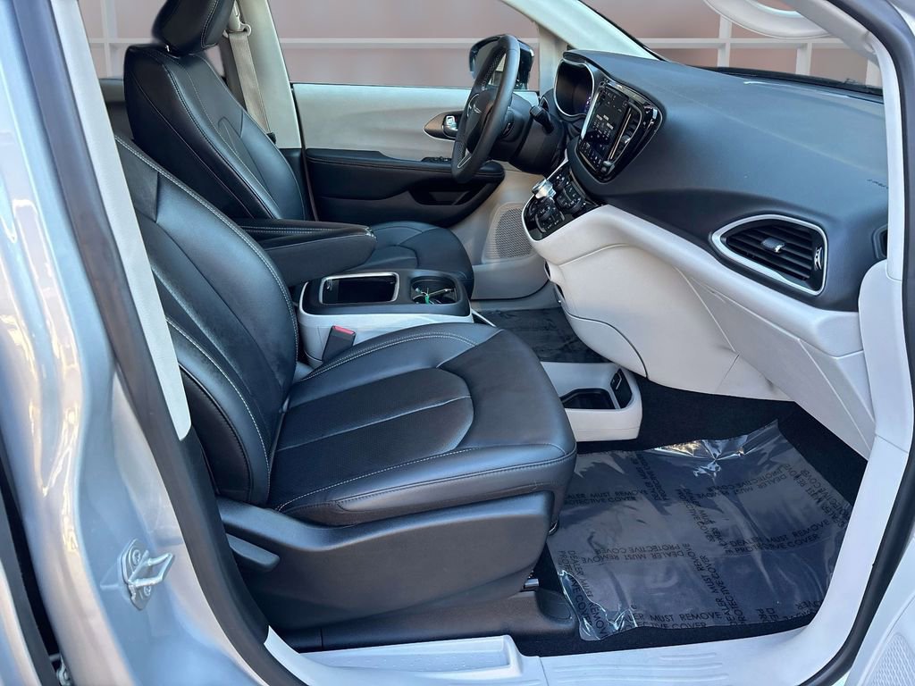 Used 2024 Chrysler Pacifica Touring-L image 19