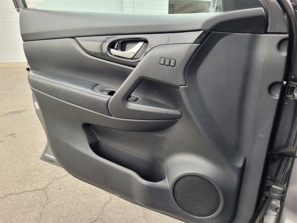 Used 2017 Nissan Rogue SL w/ SL Premium Package image 25