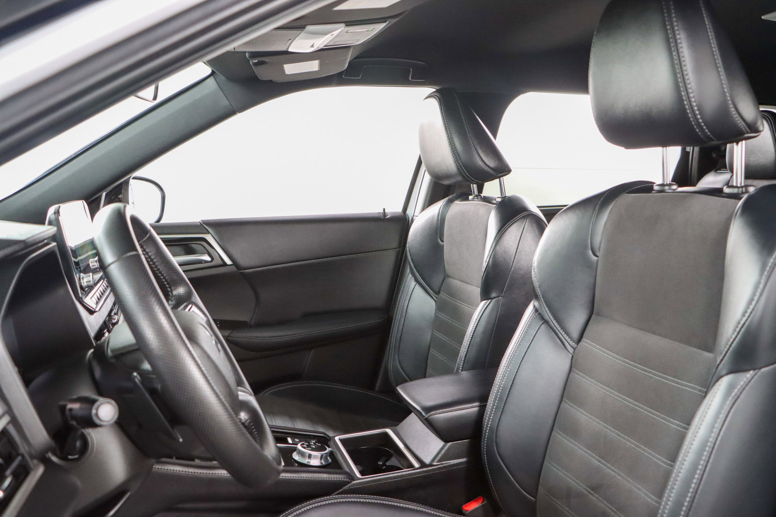 Used 2024 Mitsubishi Outlander SE Black Edition image 23