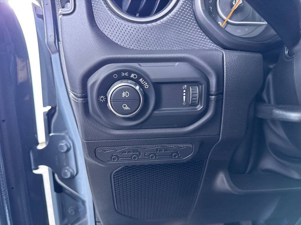 Used 2024 Jeep Gladiator Rubicon w/ Technology Group AWD/4WD image 29