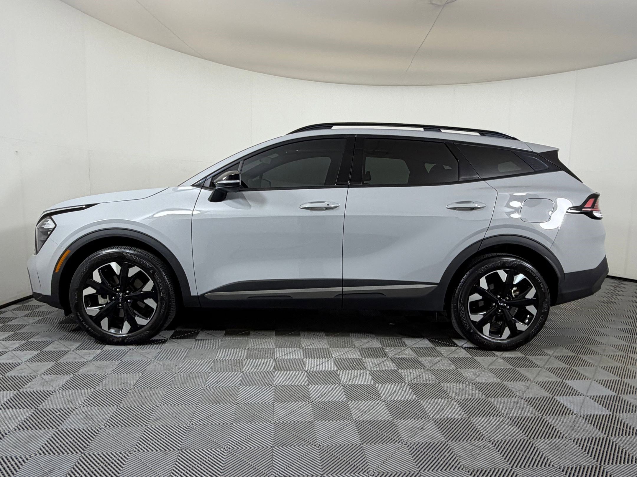 Used 2023 Kia Sportage X-Line w/ X-Line Premium Package AWD/4WD image 2