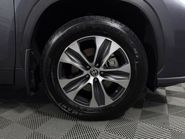 Used 2024 Toyota Highlander XLE image 11