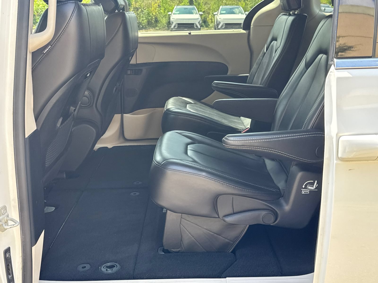 Used 2023 Chrysler Pacifica Touring-L FWD image 19