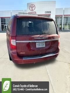 Used 2014 Chrysler Town & Country Touring image 4