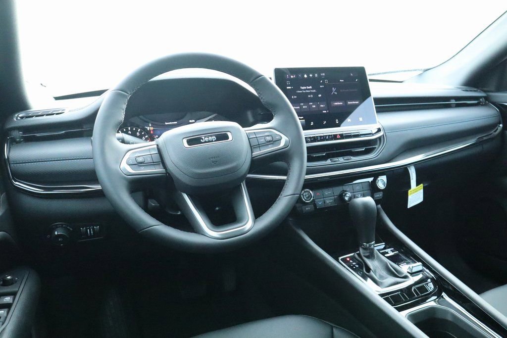 New 2026 Jeep Compass Latitude image 2