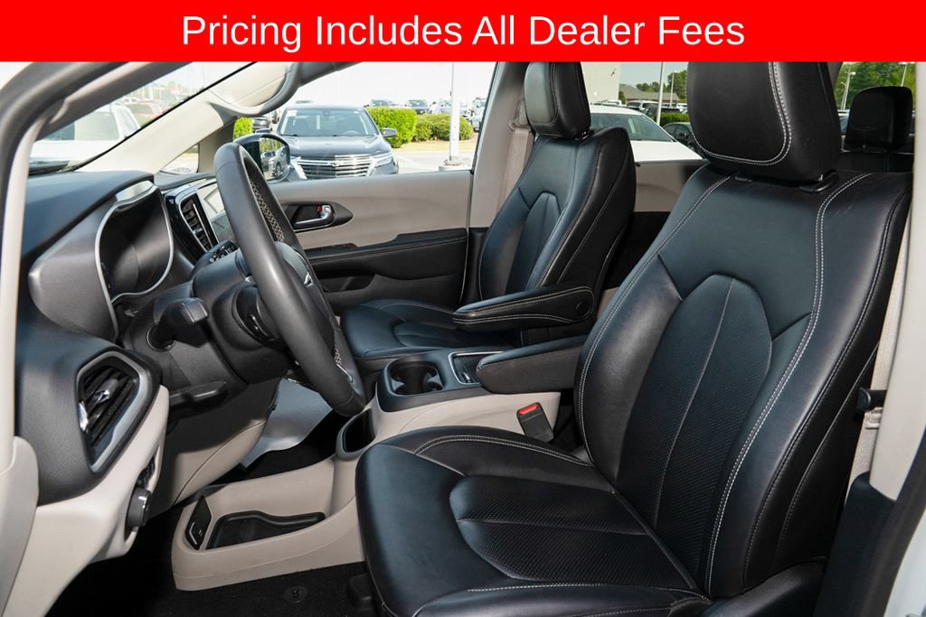 Used 2024 Chrysler Pacifica Touring-L FWD image 11