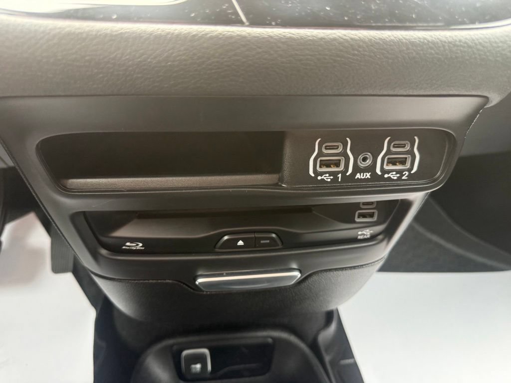 Used 2025 Chrysler Pacifica Select w/ Uconnect Theater Family Group AWD/4WD image 22