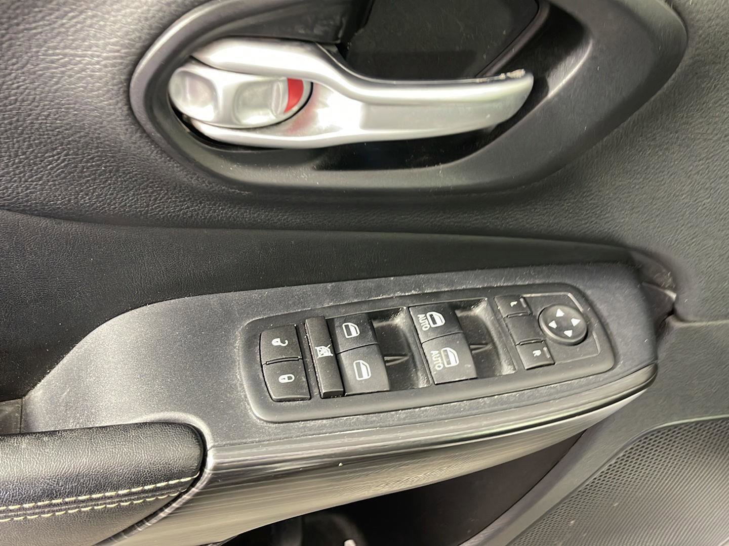 Used 2016 Jeep Cherokee Limited image 14