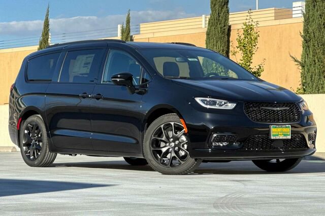 New 2026 Chrysler Pacifica Limited w/ S Appearance Package image 2