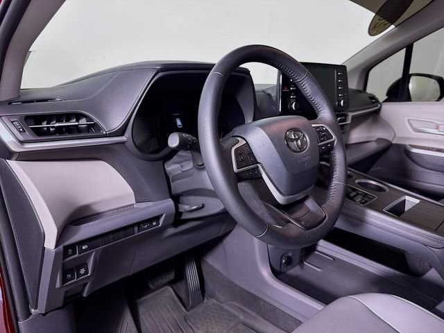 Used 2022 Toyota Sienna XLE image 9