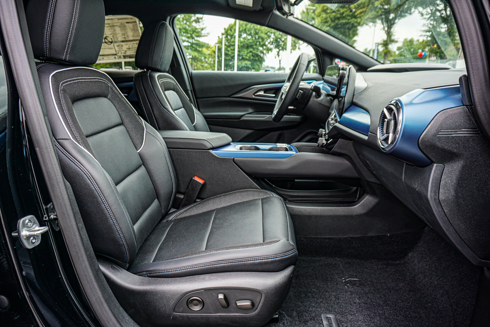 New 2026 Chevrolet Equinox EV LT w/ Convenience Package II AWD/4WD image 18