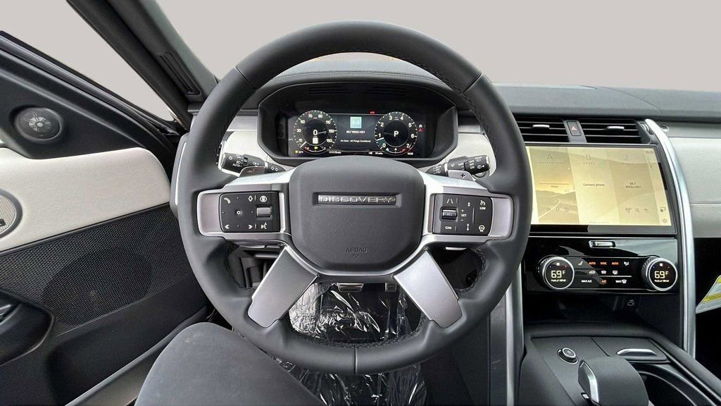 New 2024 Land Rover Discovery Dynamic SE image 15