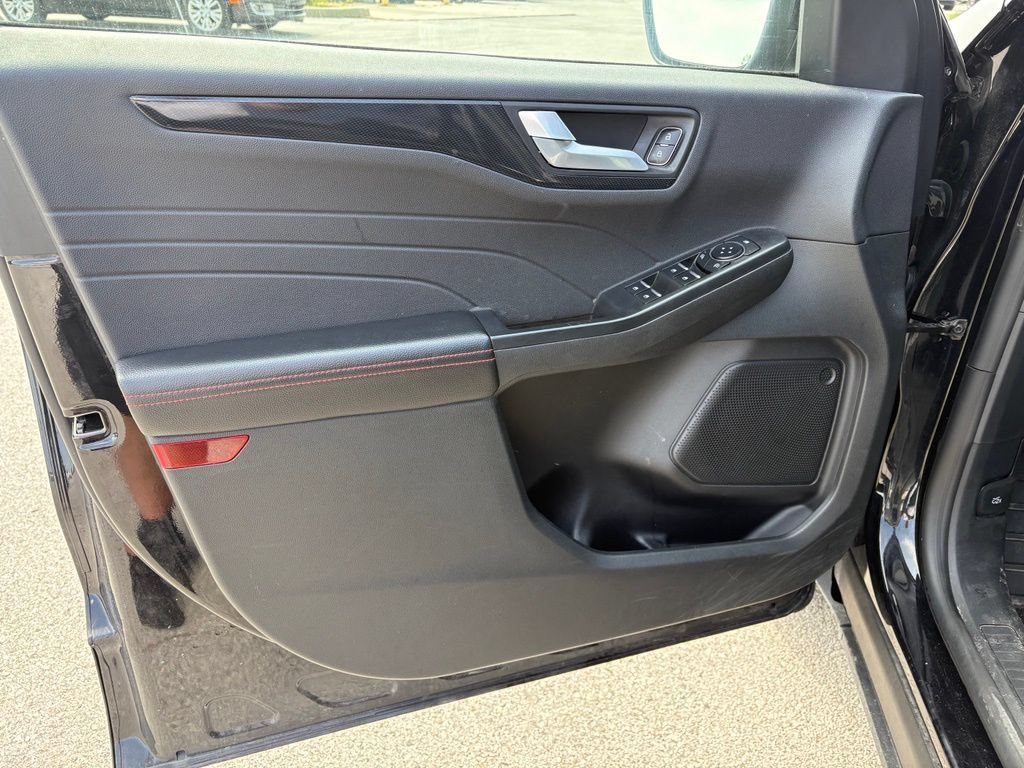 Used 2025 Ford Escape ST-Line Select AWD/4WD image 9