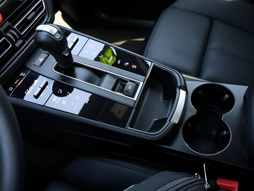 Used 2025 Porsche Macan image 24