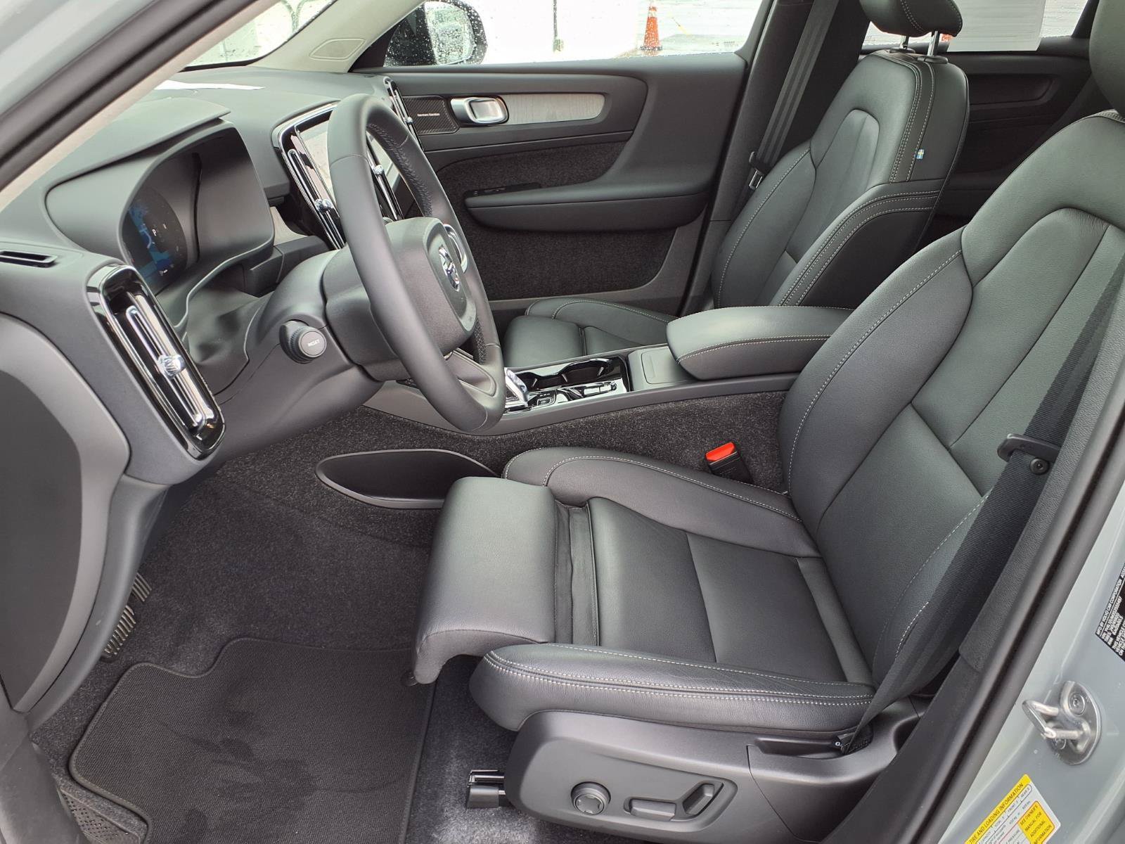 Certified 2025 Volvo XC40 B5 Ultra AWD/4WD image 21