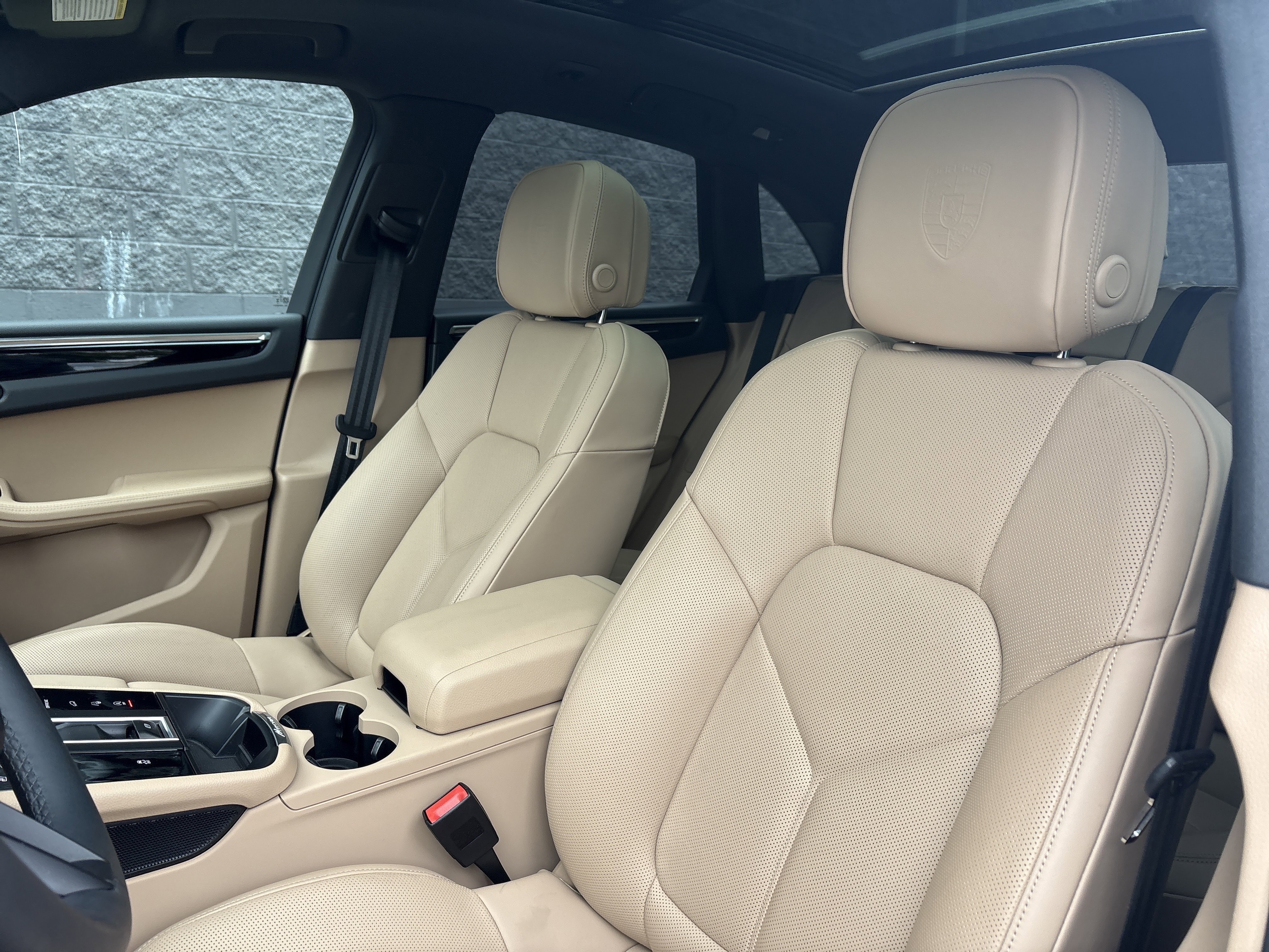 Certified 2025 Porsche Macan image 5