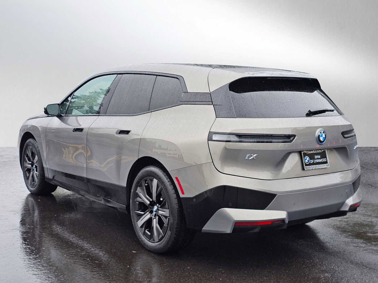 Used 2025 BMW iX xDrive50 w/ Sport Package image 5