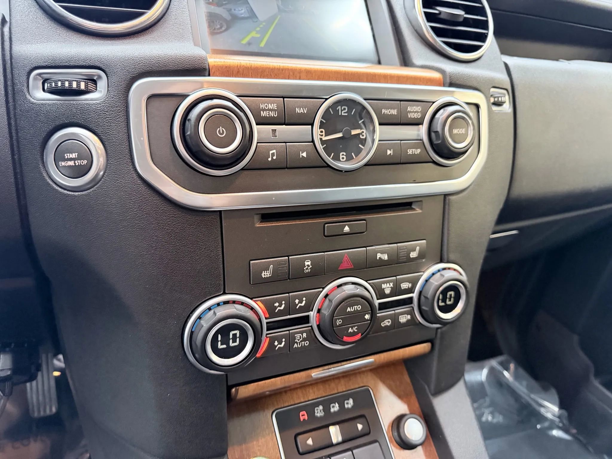 Used 2016 Land Rover LR4 HSE image 19