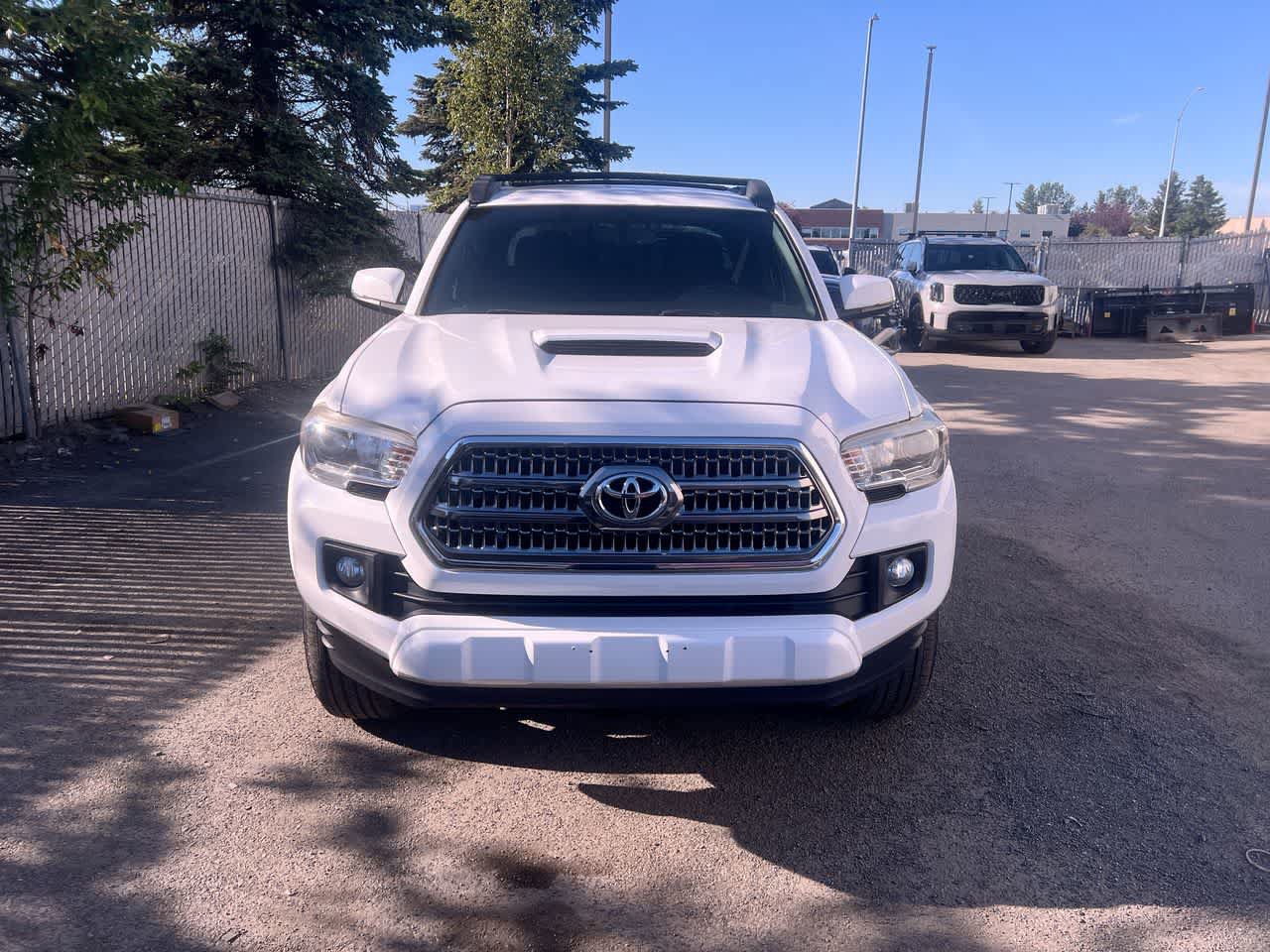 Used 2016 Toyota Tacoma TRD Sport w/ Towing Package AWD/4WD image 29