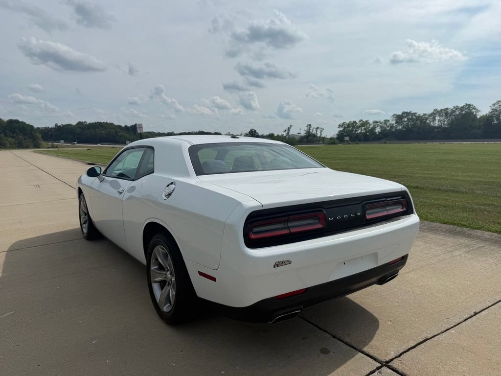 Used 2016 Dodge Challenger SXT w/ Driver Convenience Group RWD image 7
