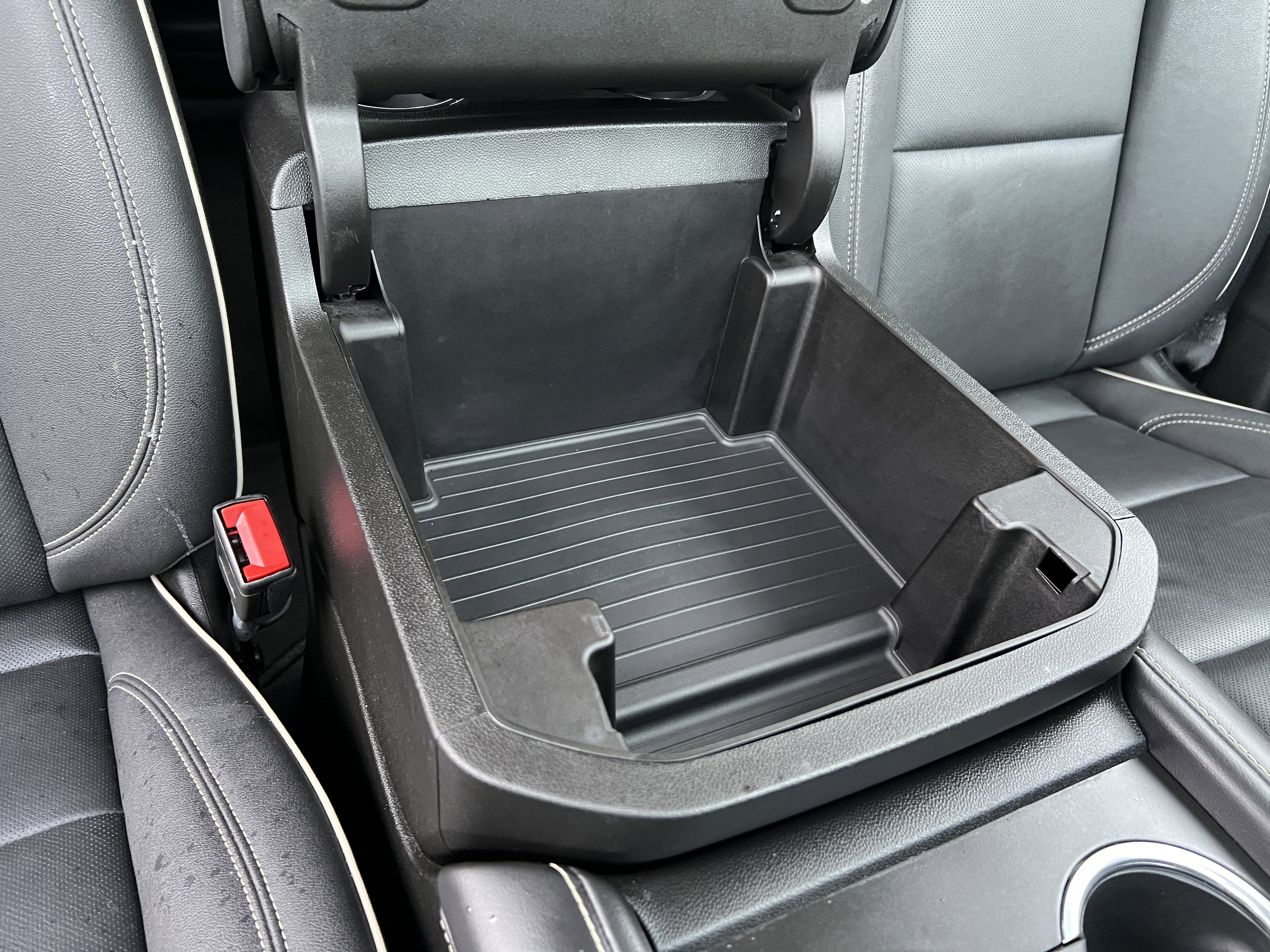 Used 2024 GMC Yukon SLT w/ SLT Luxury Package image 29