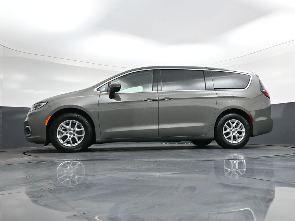 Used 2023 Chrysler Pacifica Touring-L image 38