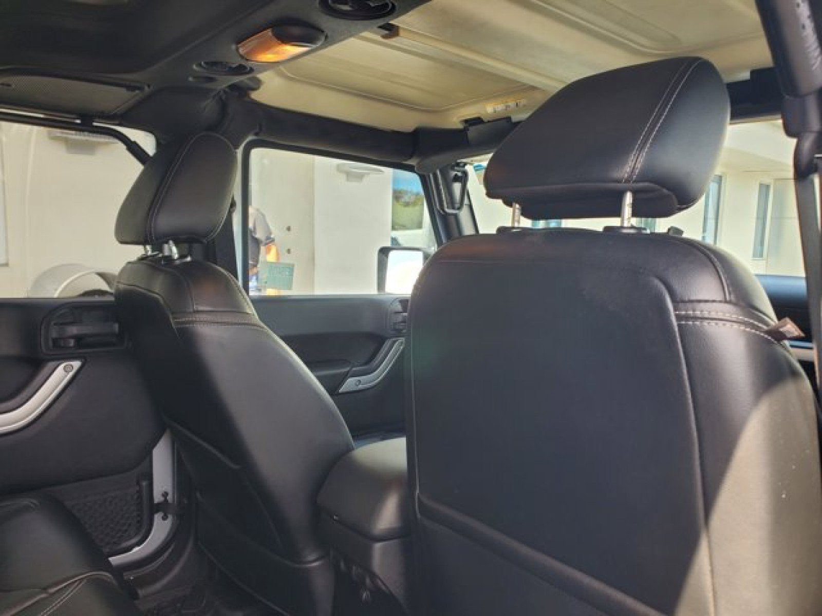 Used 2015 Jeep Wrangler Unlimited Rubicon w/ Connectivity Group image 27