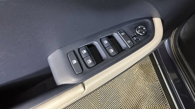 Used 2025 Hyundai Venue Limited FWD image 10