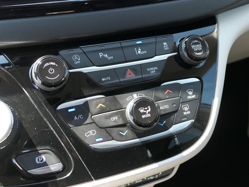 Used 2023 Chrysler Pacifica Touring-L FWD image 19