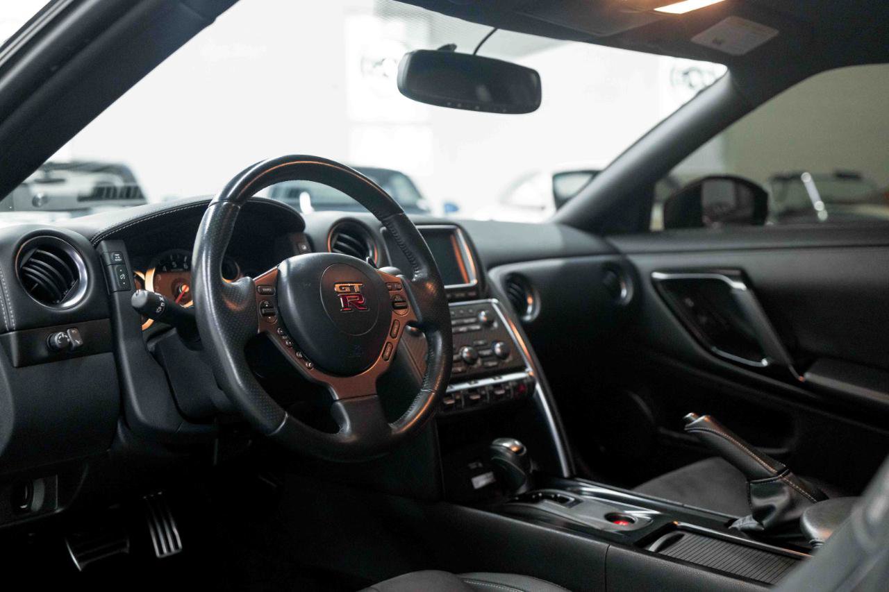 Used 2015 Nissan GT-R Premium AWD/4WD image 2