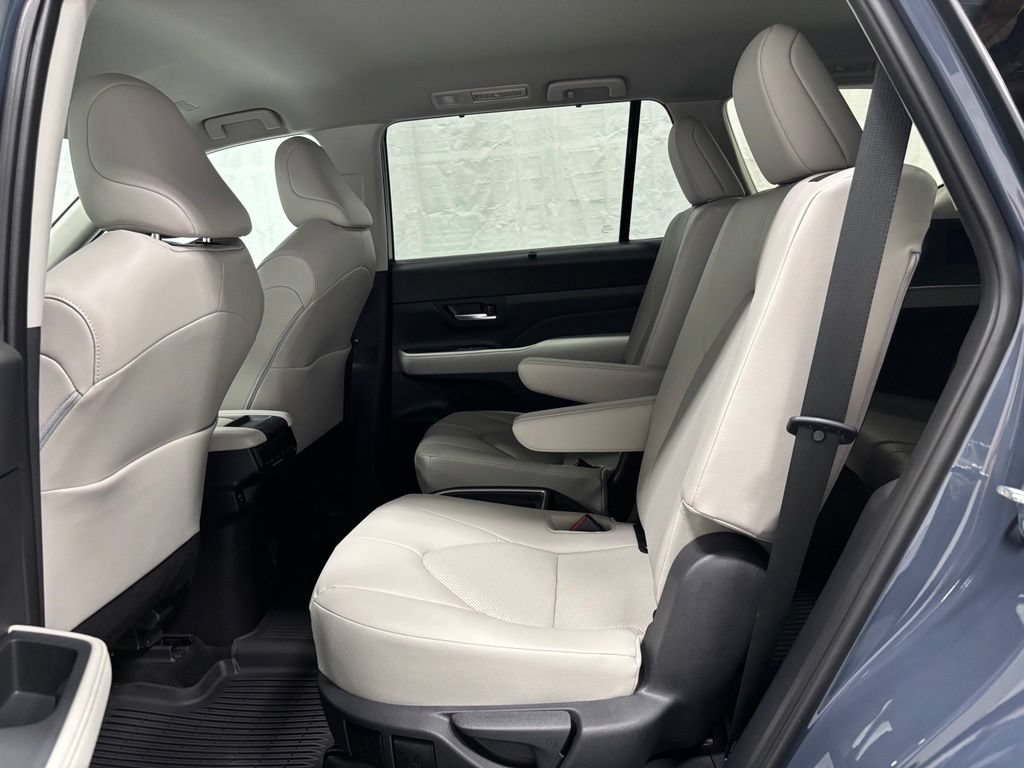 Used 2025 Toyota Grand Highlander AWD image 48