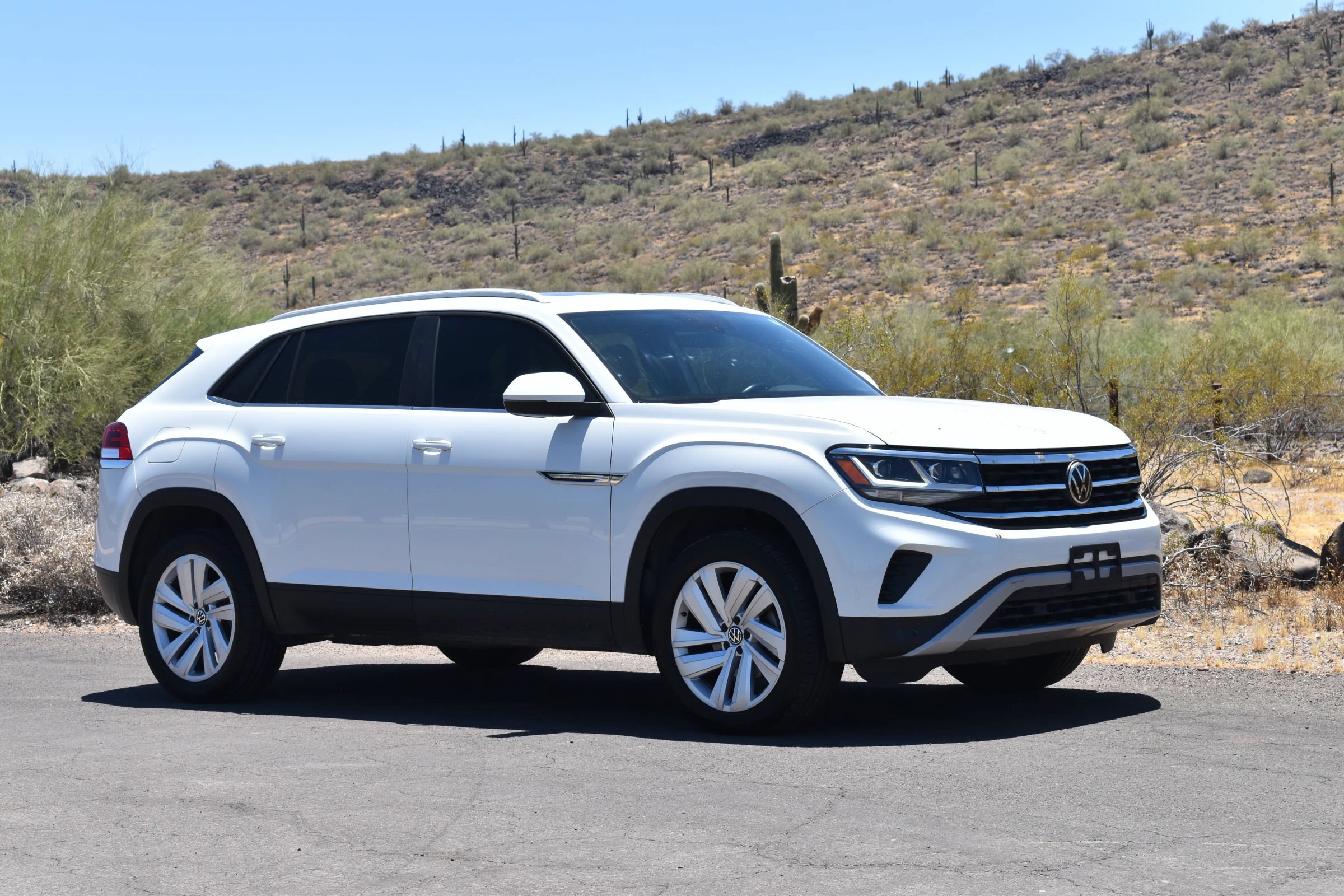 Used 2020 Volkswagen Atlas Cross Sport SE w/ Panoramic Sunroof Package AWD/4WD image 2