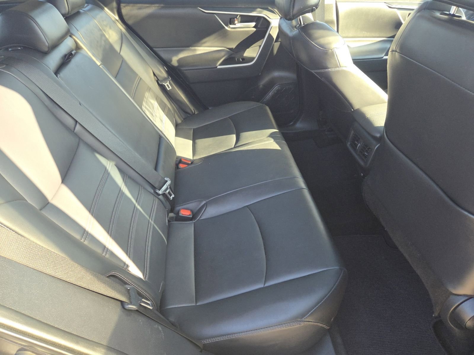 Used 2021 Toyota RAV4 XLE Premium image 23