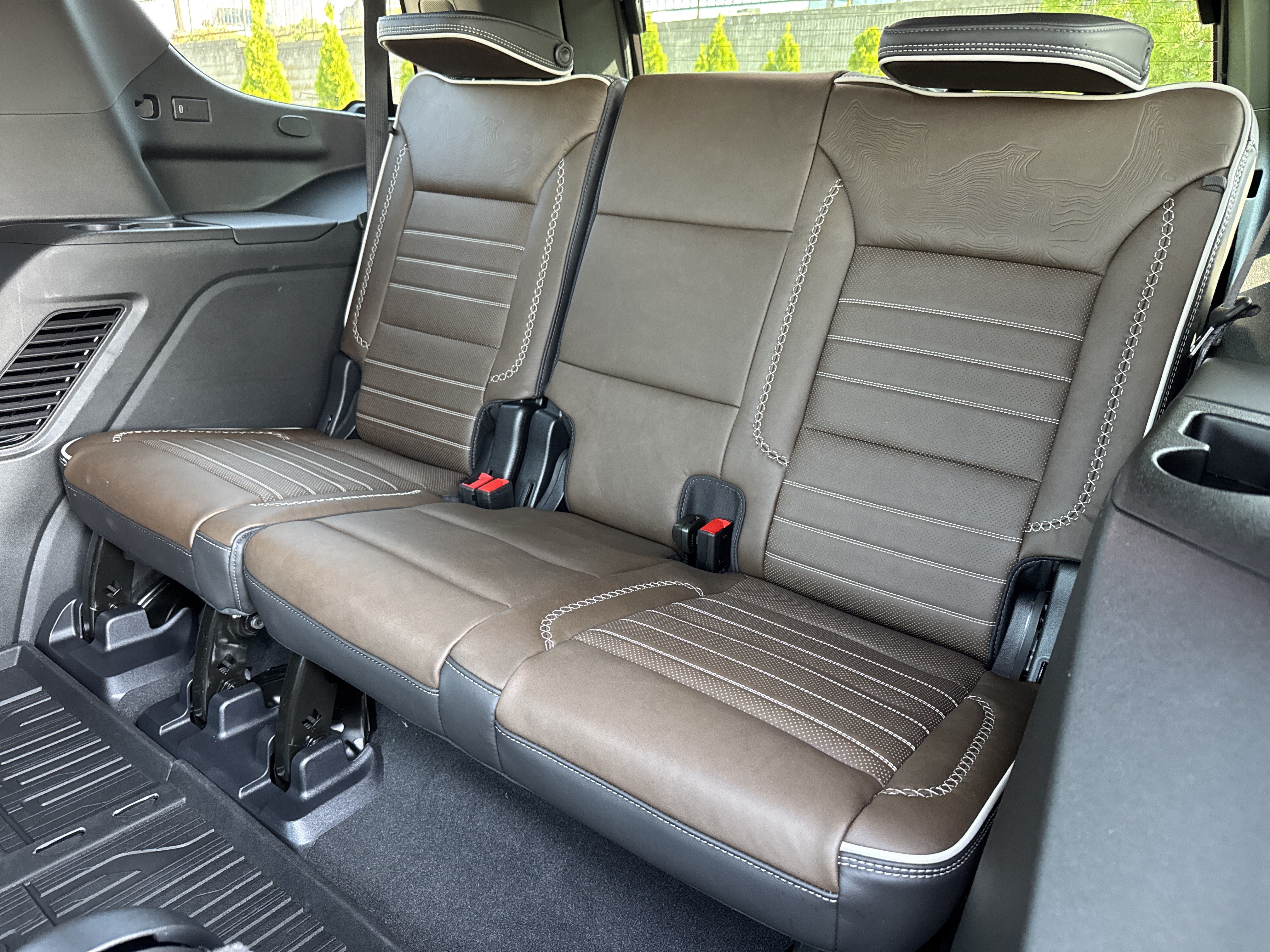 Used 2025 GMC Yukon Denali Ultimate w/ LPO, Floor Liner Package AWD/4WD image 34