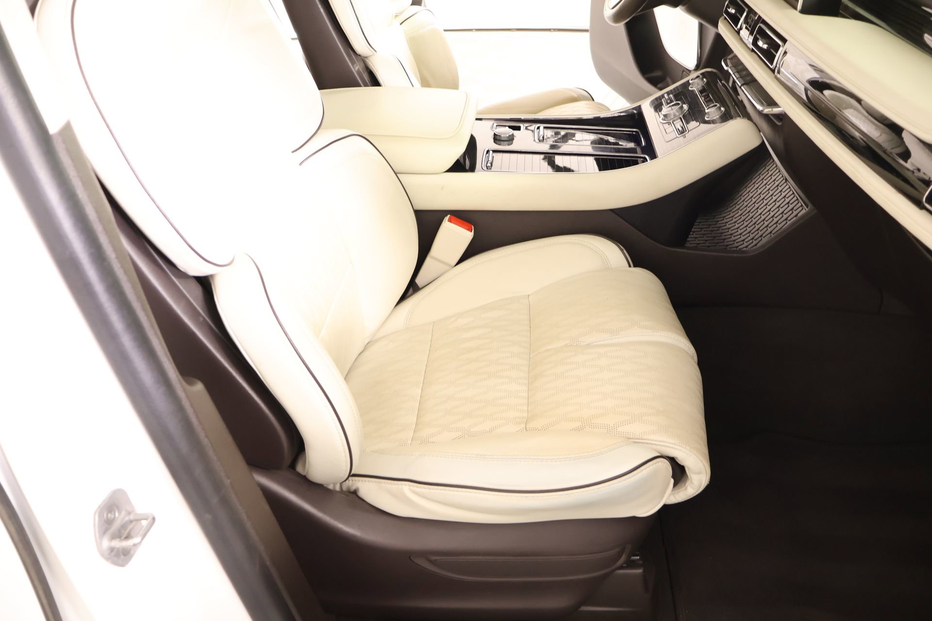Used 2022 Lincoln Aviator Black Label w/ Class IV Trailer Tow Package AWD/4WD image 15