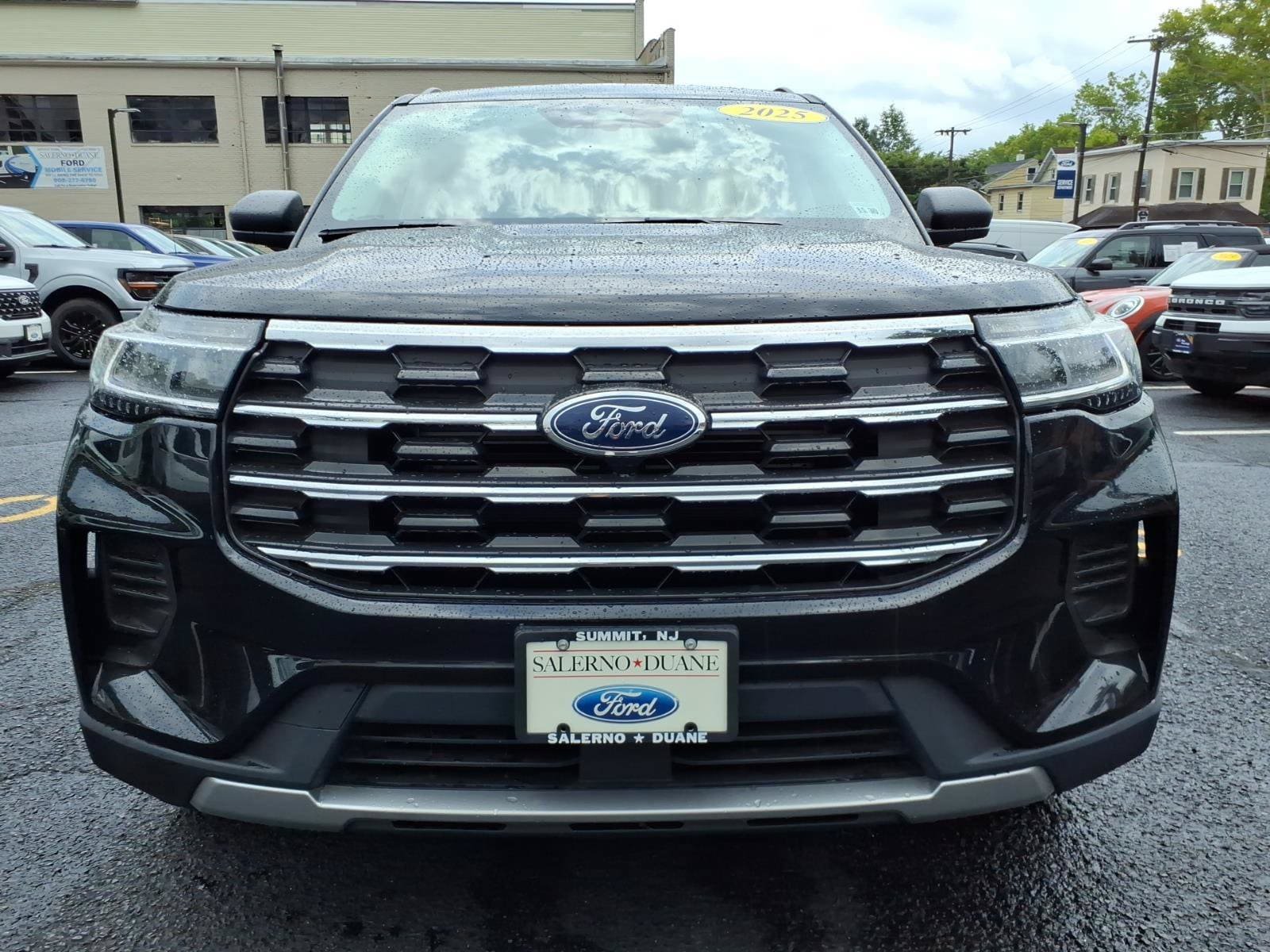 Used 2025 Ford Explorer Active AWD/4WD image 8
