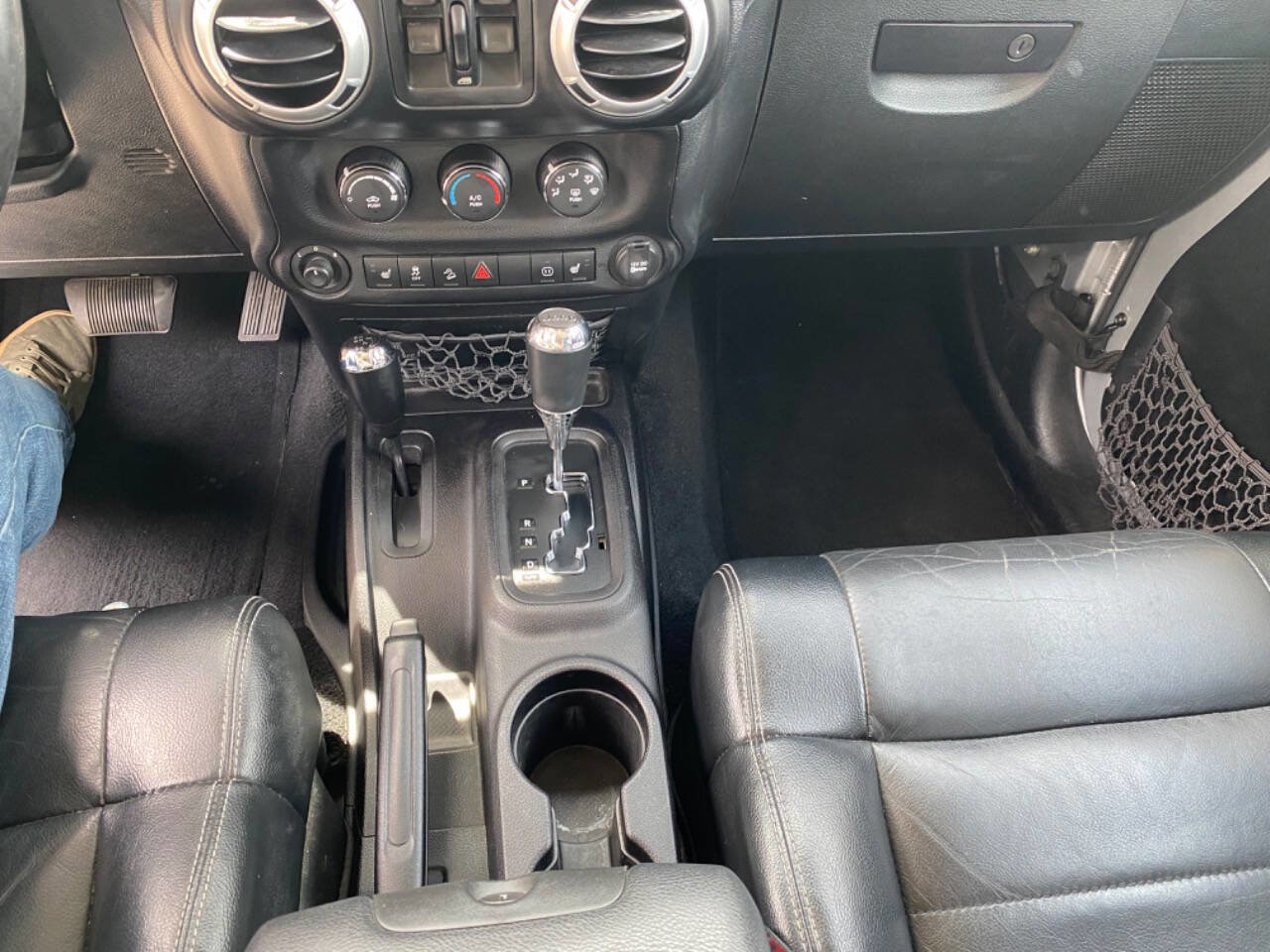 Used 2012 Jeep Wrangler Unlimited Sahara w/ Dual Top Group AWD/4WD image 27