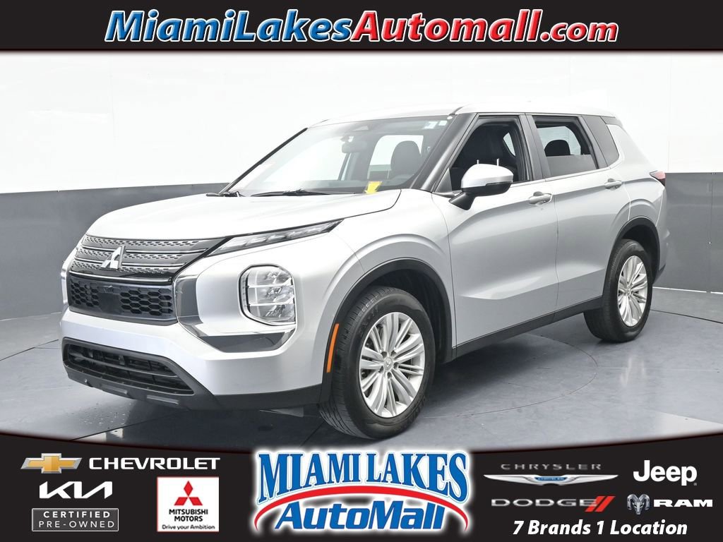 Used 2024 Mitsubishi Outlander ES image 1
