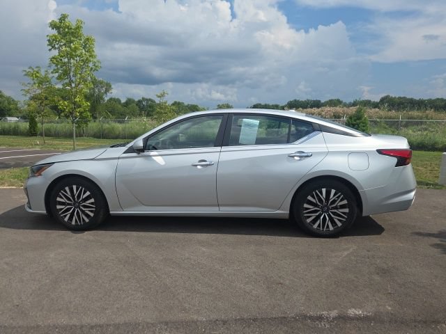 Used 2023 Nissan Altima 2.5 SV w/ SV Premium Package FWD image 11