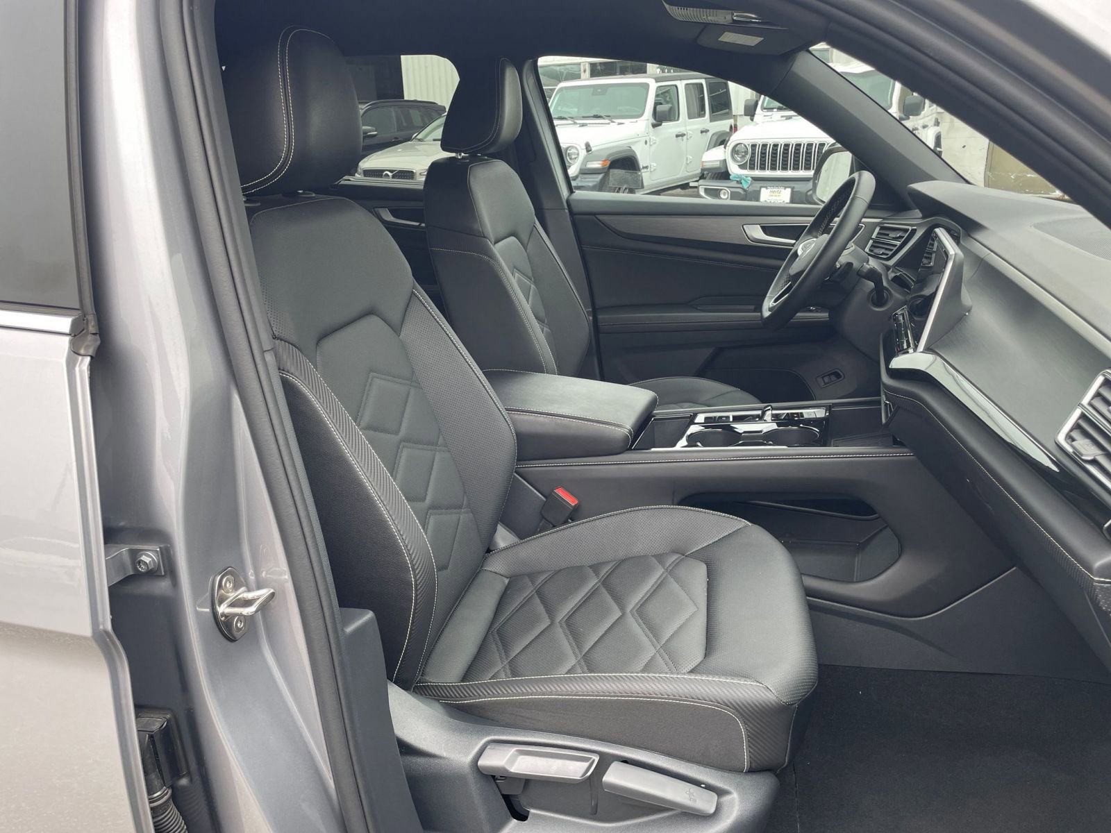 Used 2025 Volkswagen Atlas Cross Sport SE image 36