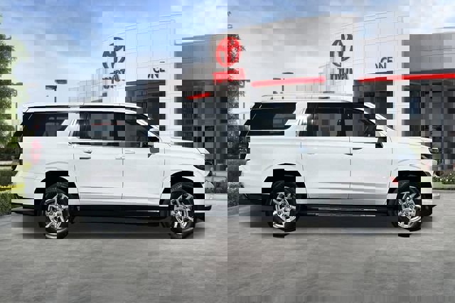 Used 2023 Chevrolet Suburban LT AWD/4WD image 3