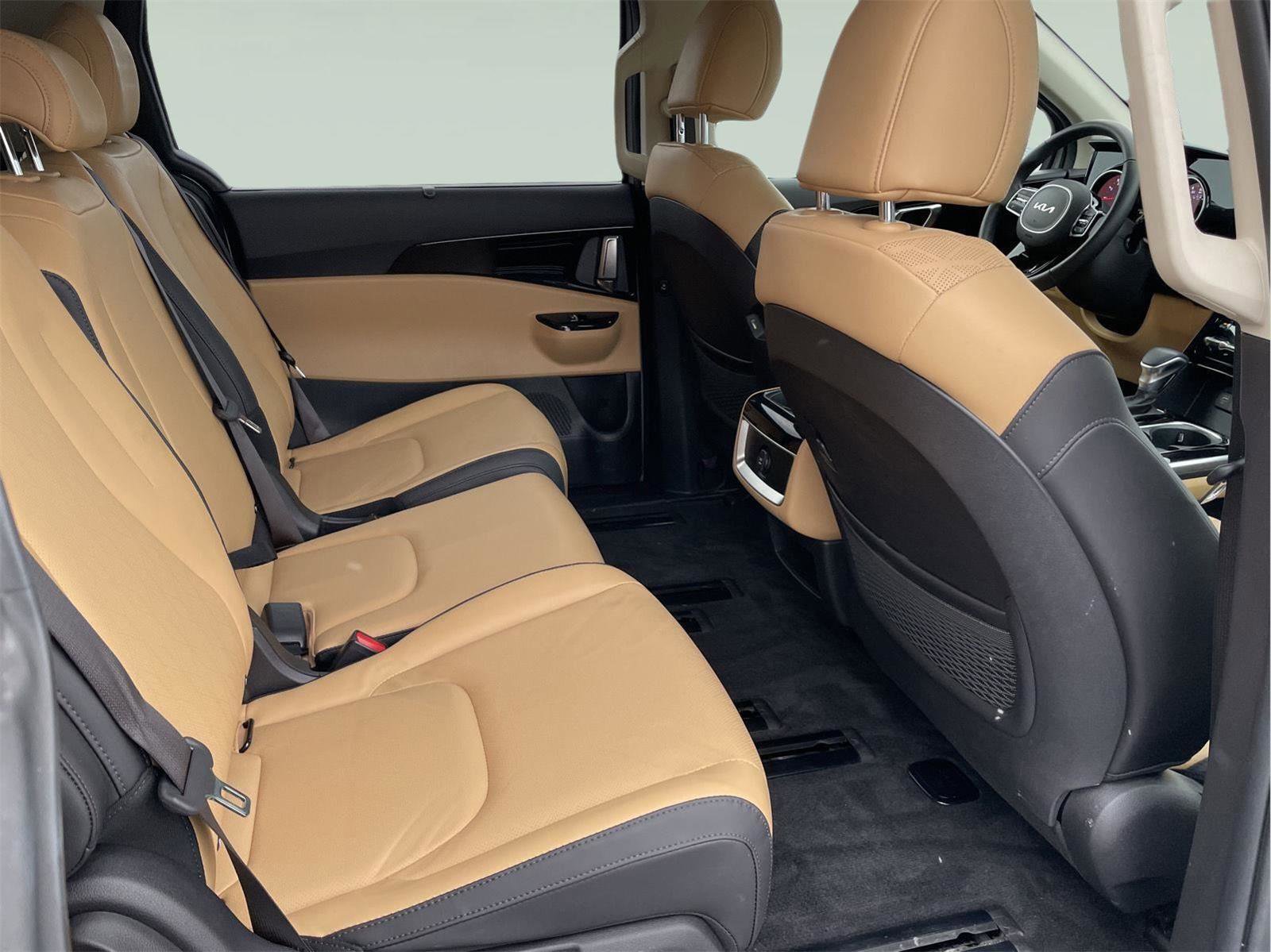 Used 2023 Kia Carnival EX image 21