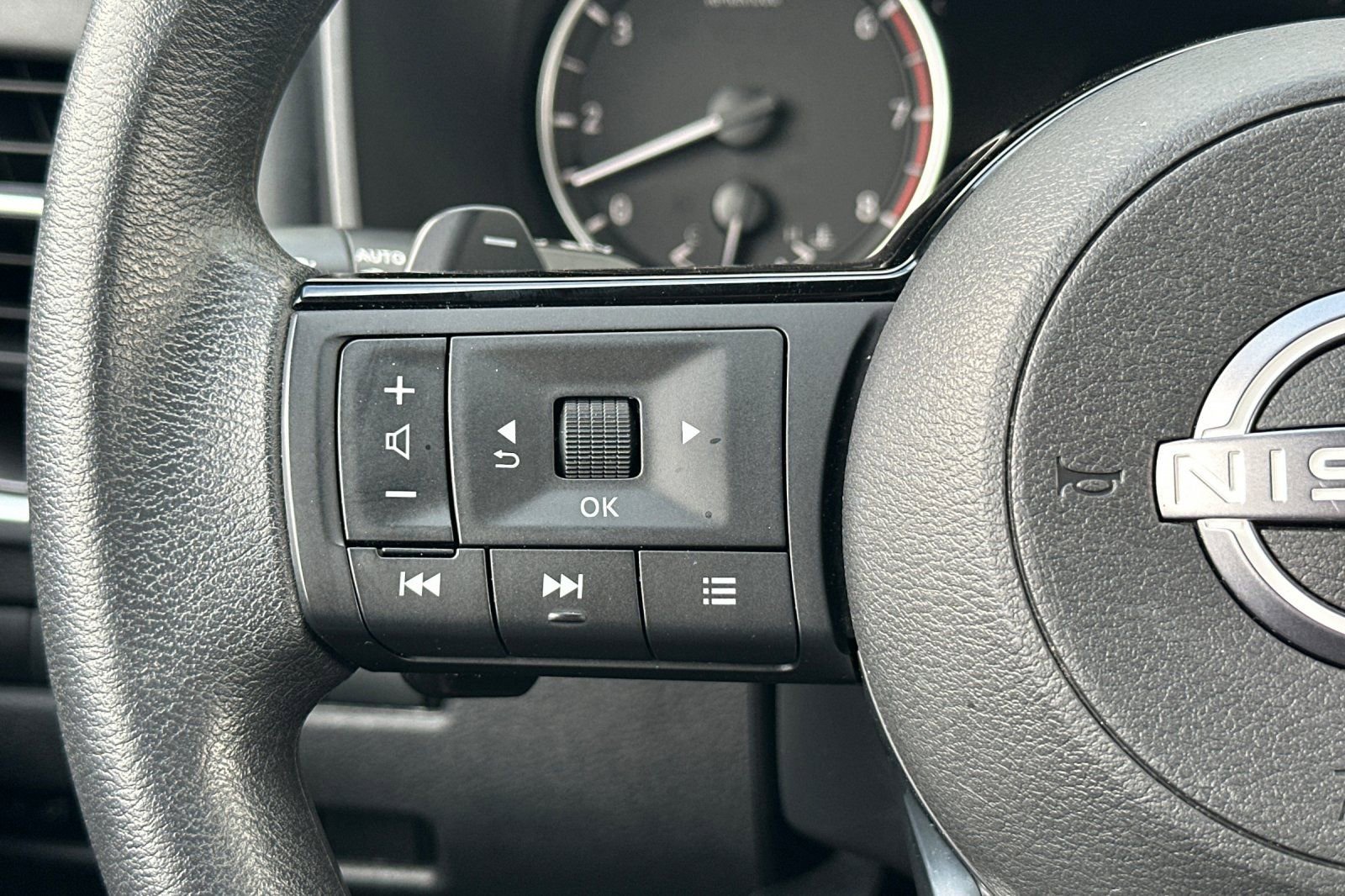 Used 2023 Nissan Rogue SV image 36