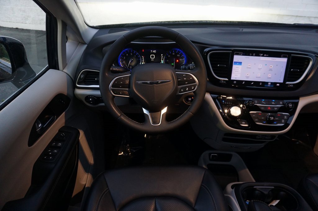 Used 2024 Chrysler Pacifica Touring-L image 13