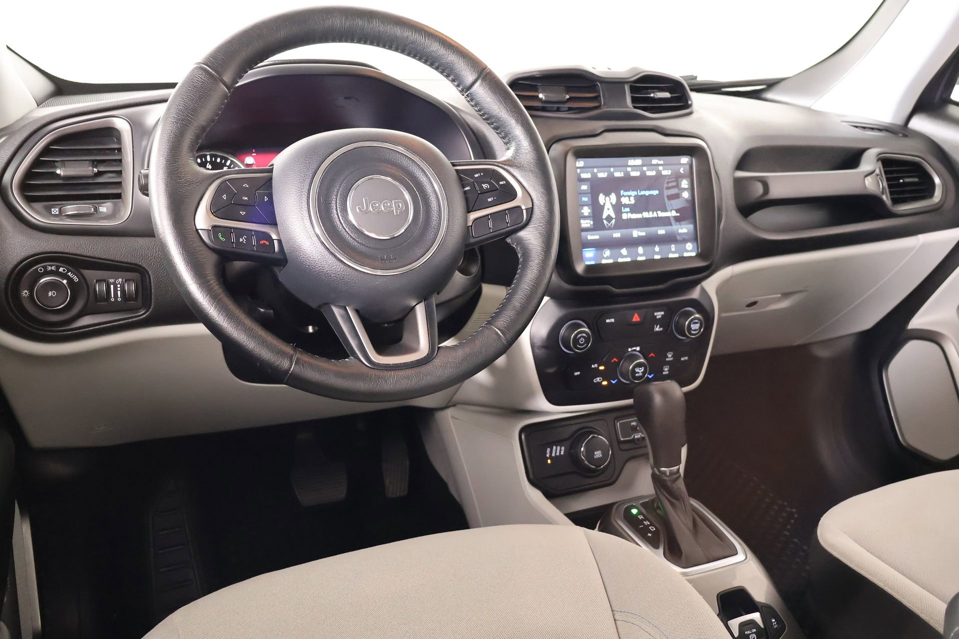 Used 2022 Jeep Renegade Latitude w/ Convenience Group image 2