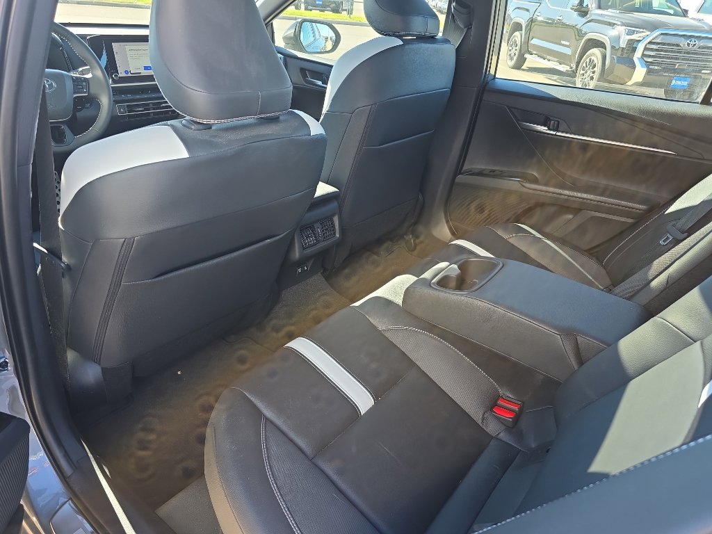 Used 2025 Toyota Camry SE w/ Convenience Package image 15